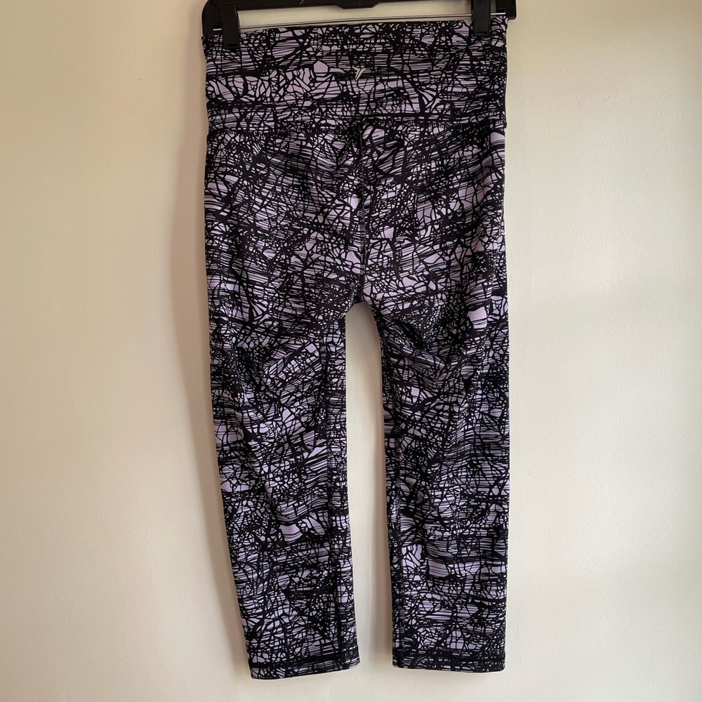 Old Navy Active Lavender and Black Cropped Leggings Size M - Picture 3 of 4